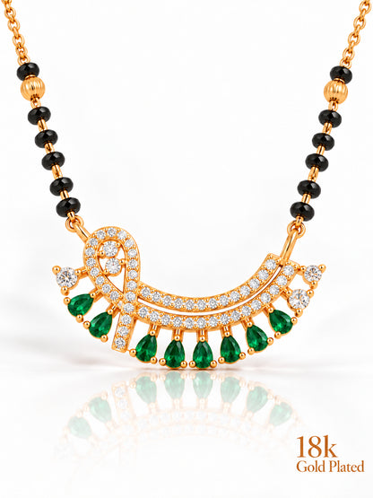 Radiant Pearl Arc mangalsutra closeup green v1